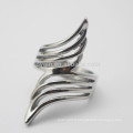 Hollow Wide Women Bandes de mariage Bijoux en acier inoxydable Angel Wing Finger Ring